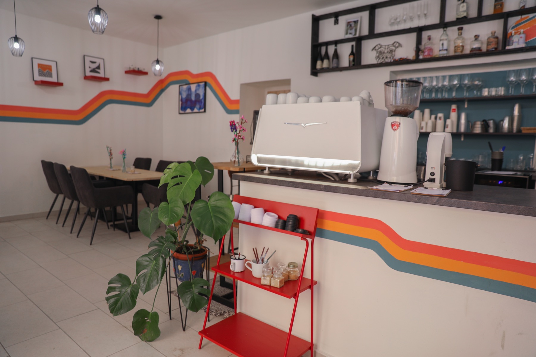 Bar v LINK Coffee — kávovar, posezení a barevný pruh na zdi